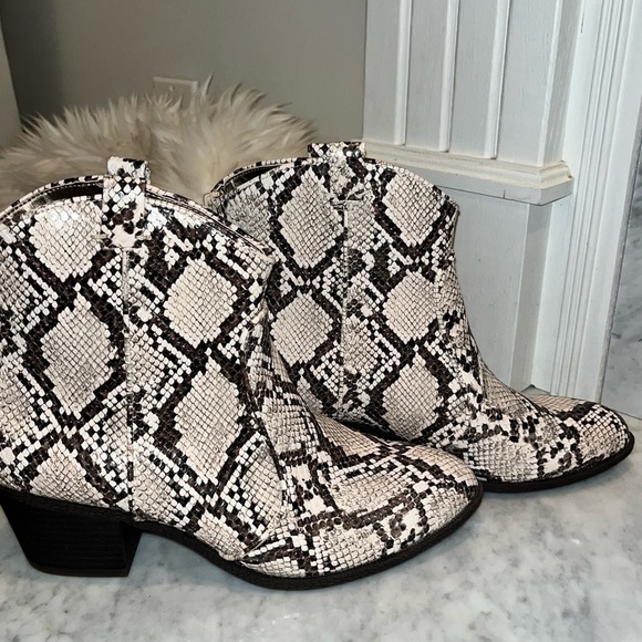 NEW! Style & Co Mykenna Western Snake Skin Ankle Boots - Picture 4 of 12
